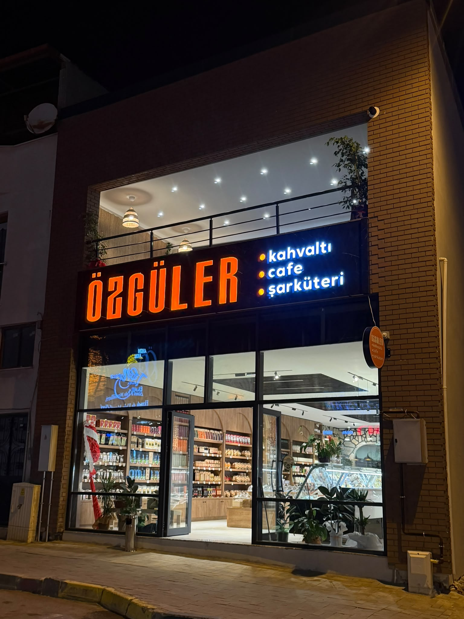 Özgüler dükkan dış görünümü